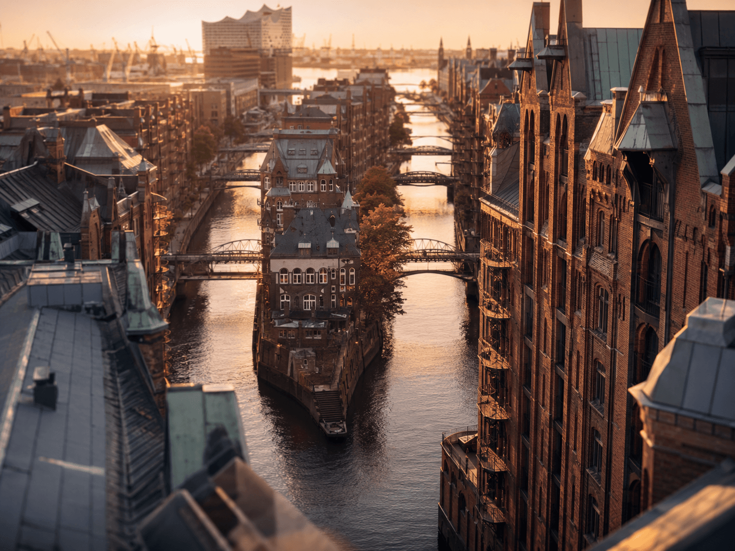 Hamburg Speicherstadt zur goldenen Stunde — historische Backsteinspeicher entlang der Kanäle.